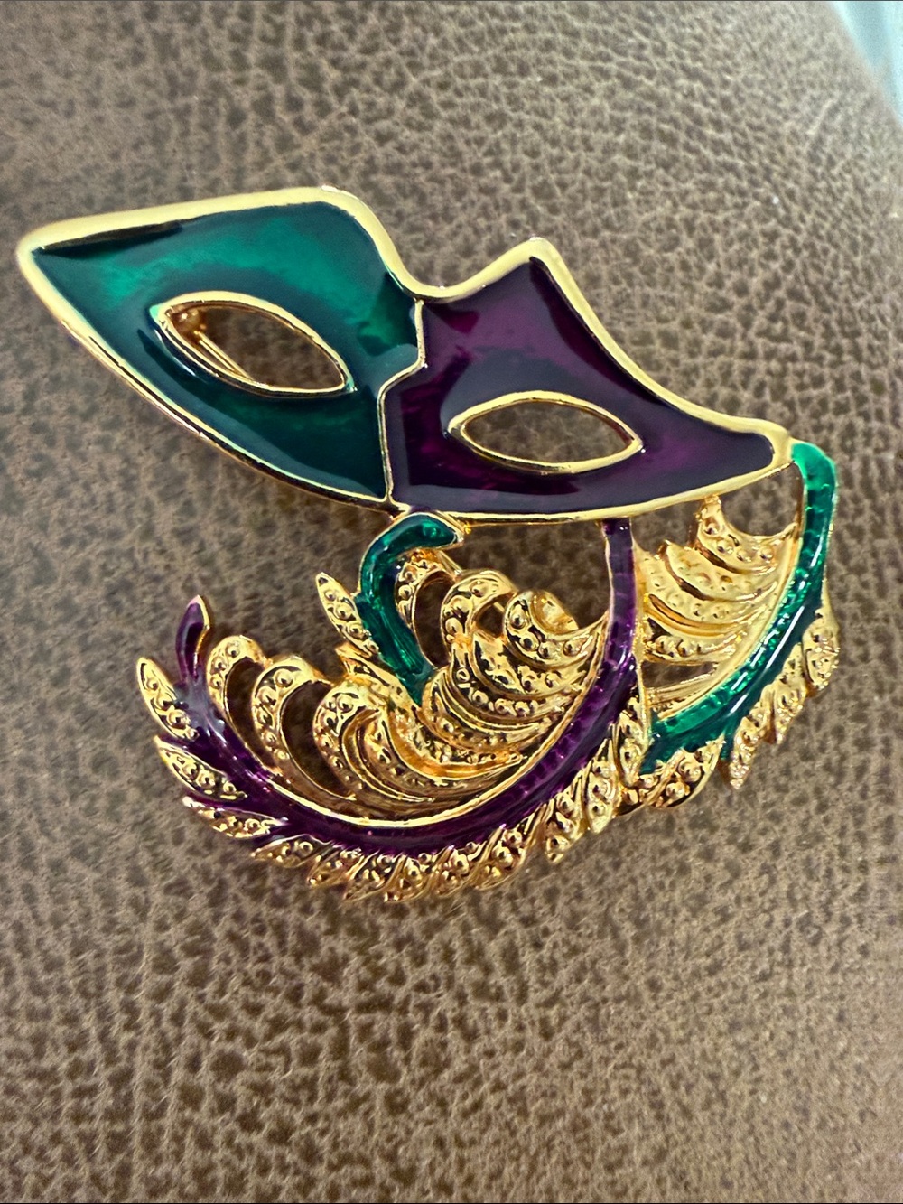 Vintage Mardi Gras Purple Green Mask Feather Gold Tone Pin Brooch